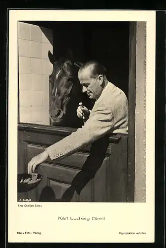 AK Schauspieler Karl Ludwig Diehl mit Pferd in Stall posierend