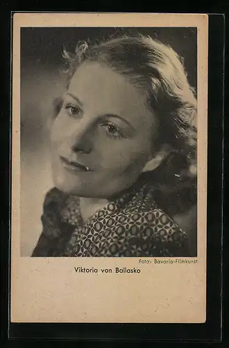 AK Schauspielerin Viktoria von Ballasko mit verträumter Miene