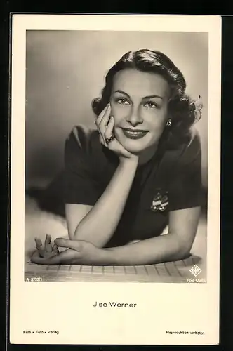 AK Schauspielerin Ilse Werner lächelnd mit aufgestützten Kopf