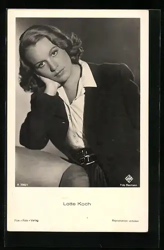 AK Schauspielerin Lotte Koch auf Sofa lehnend