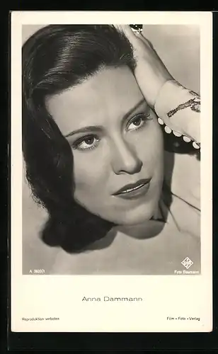 AK Schauspielerin Anna Dammann mit Hand am Kopf