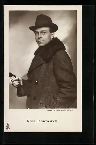 AK Schauspieler Paul Hartmann im Mantel mit Zigarette