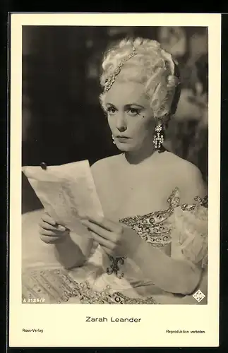 AK Schauspielerin Zarah Leander, im Abendkleid mit Schmuck im Haar und einem Brief in der Hand