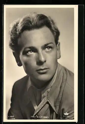 AK Schauspieler Heinz Ohlsen schaut nach oben