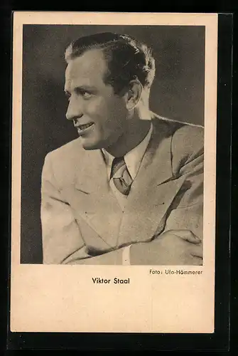 AK Schauspieler Viktor Staal im Anzug posierend