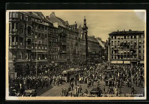 AK München, Strassenbahn auf dem Marienplatz beim Glockenspiel