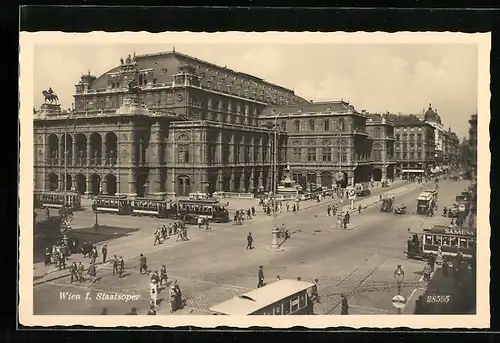 AK Wien I., Strassenbahnen auf der Strasse vor der Staatsoper