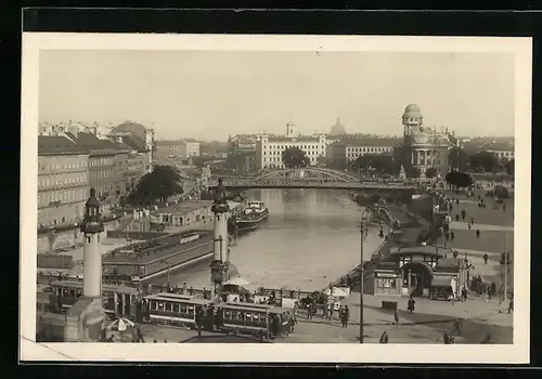 AK Wien I., Strassenbahn am Kai mit Urania