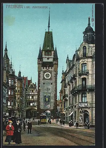 AK Freiburg i. B., Passanten und Strassenbahn am Martinstor