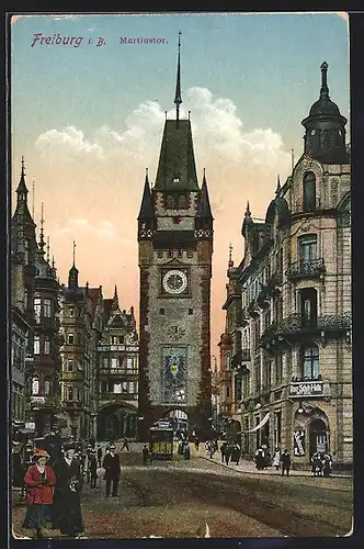 AK Freiburg i. B., Passanten und Strassenbahn am Martinstor