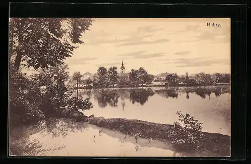 AK Habry, Uferpartie mit Kirche