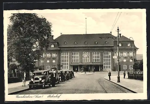 AK Neunkirchen /Saar, Taxidroschken vor dem Bahnhof