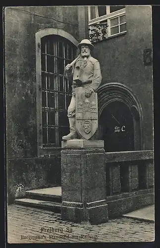AK Freiberg /Sa., Bergmann`s Standbild am Rathaus