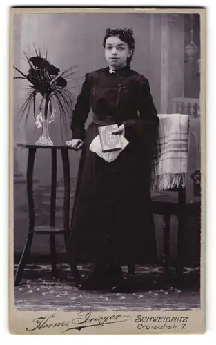 Fotografie Herm. Grieger, Schweidnitz, Croischstr. 7, Junge Dame mit Bibel und schönen Blumen