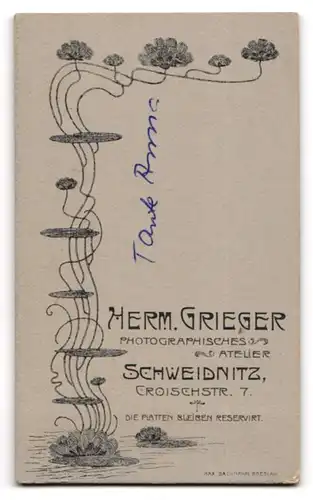 Fotografie Herm. Grieger, Schweidnitz, Croischstr. 7, Junge Dame mit Bibel und schönen Blumen