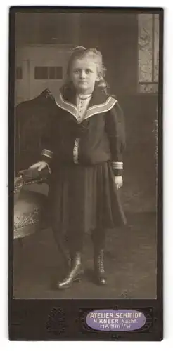Fotografie Atelier Schmidt, Hamm, am Markt, Mädchen in Matrosenuniform