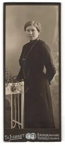 Fotografie Th. Liebert, Bremen, Fehrfeld 61, Dame in schwarzem schlichten Kleid mit Kette