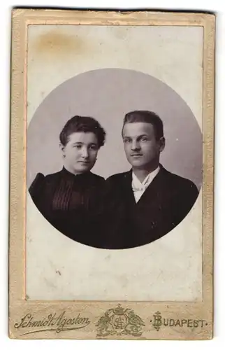 Fotografie Schmidt Agoston, Budapest, X. Köbanya, Jaszberenyi ut 13, Junges Ehepaar in feiner Kleidung