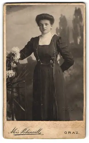 Fotografie Alois Petunville, Graz, Brockmanngasse 11, Dame im schwarzen Kleid mit weissem Kragen