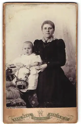 Fotografie Karl Wahl, Berlin, Gross-Görschenstr. 1, Dame mit Baby und Blumenkorb
