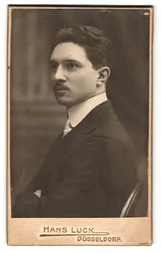 Fotografie Hans Luck, Düsseldorf, Bismarckstrasse 65, Hübscher junger Mann mit dunklem Haar im Halbprofil