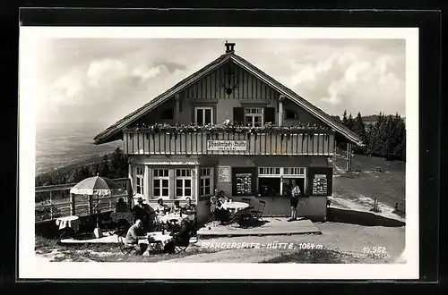 AK Pfänderspitz-Hütte, Berghütte mit Besuchern auf der Terrasse
