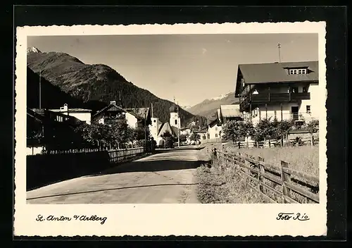 AK St. Anton a. Arlberg, Strassenpartie am Ortseingang