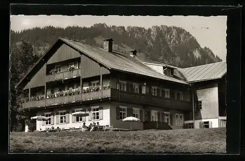 AK Rehbach, Pension und Weinwirtschaft mit Gästen auf der Terrasse