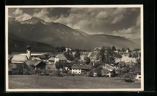 AK Stanzach /Lechtal, Ortsansicht gegen die Berge