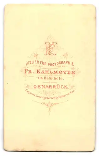 Fotografie Pr. Kahlmeyer, Osnabrück, Am Bahnhof, Junger Mann im schwarzen Anzug mit Fliege und vollen Lippen
