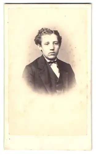 Fotografie F. Dieckmann, Hannover, Nordfelder Reihe 8, Junger Bursche im Anzug mit Fliege und gelocktem Seitenscheitel