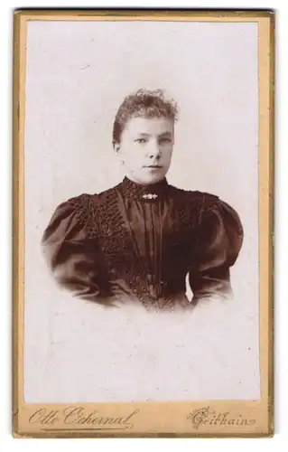Fotografie Otto Ochermal, Geithain, Bahnhofstr., Junge Dame im schwarzen taillierten Kleid mit Silberbrosche und Zopf