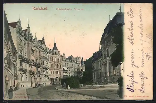 AK Karlsbad, Marienbader Strasse mit Passanten