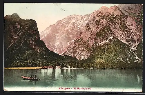 AK Königsee / Berchtesgaden, Kirche vor Bergpanorama, Ruderer