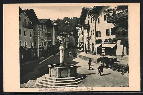 AK Berchtesgaden, Marktplatz mit Geschäften und Brunnen