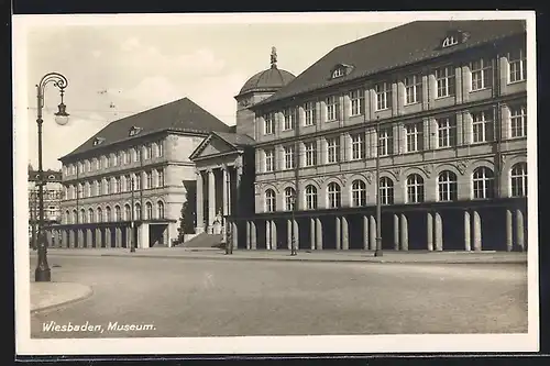 AK Wiesbaden, Strassenpartie vorm Museum