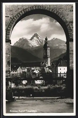 AK Traunstein, Aussicht durch Brückenbogen auf Kirche und Ortspartie