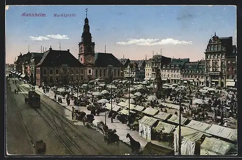 AK Mannheim, Dichtgefüllter Marktplatz mit Strassenbahn