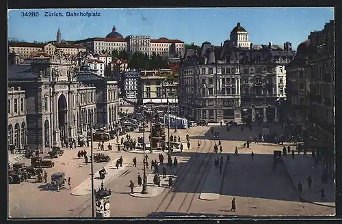 AK Zürich, Bahnhofplatz mit Bahnhof und Passanten