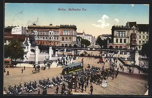 AK Berlin-Kreuzberg, Hallesches Tor mit Hochbahn und Strassenbahn, Marschierende Soldaten