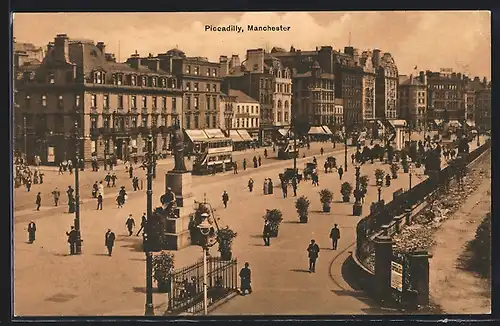 AK Manchester, people strolling over Piccadilly, Strassenbahn