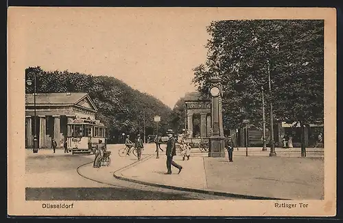 AK Düsseldorf, Strassenbahn und Passanten am Ratinger Tor