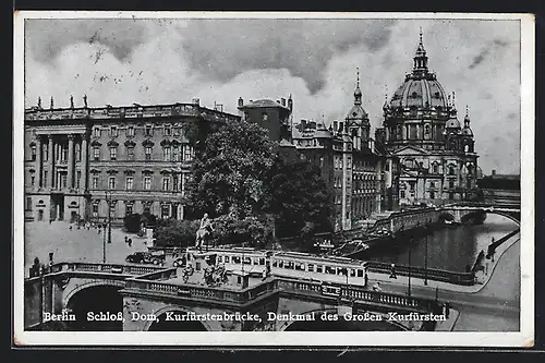 AK Berlin, Strassenbahn passiert Schloss mit Dom und Kurfürstenbrücke