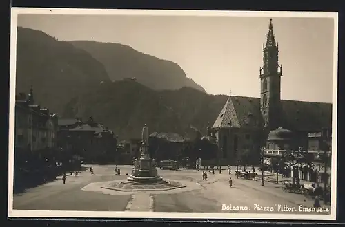 AK Bolzano, Strassenbahn in Fahrt vor der Kirche, Piazza Vittor. Emanuele