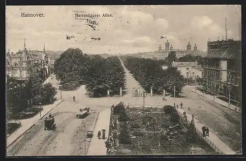 AK Hannover, Herrenhäuser Allee von oben mit Pferdekutschen und Passanten