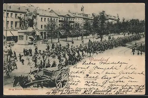 AK Düsseldorf, Parade mit Wachen am Denkmal