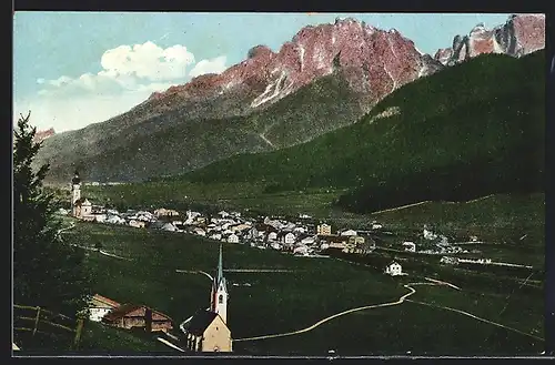 AK Niederdorf /Pustertal, Ortsansicht mit den Dolomiten