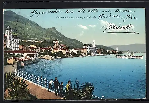 AK Gardone Riviera, Dampfer passiert den Ort