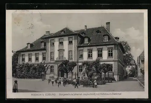 AK Rodach b. Coburg, Bürgerschule ehemaliges Jagdschloss mit Hohnbaum-Denkmal