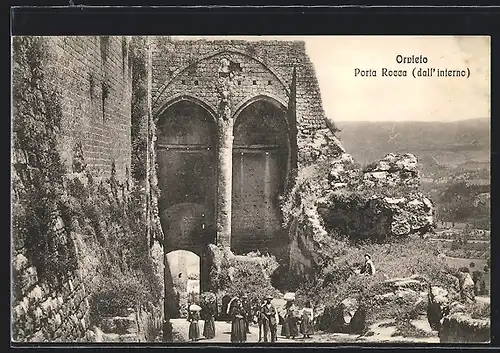 AK Orvieto, Porta Rocca, dall`interno, Besucher in den Ruinen